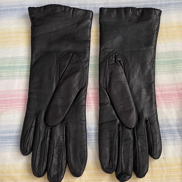 Womens black genuine leather gloves. Size small/medium. - Picture 2 of 3